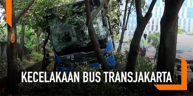 VIDEO: Keluar Jalur, Bus Transjakarta Tabrak Pohon