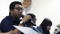 Peneliti ICW, Kurnia Ramadhana (kiri) memberi keterangan terkait 20 nama Capim KPK yang lolos seleksi di gedung LBH Jakarta, Minggu (25/8/2019). Koalisi Kawal Capim KPK menyatakan menemukan adanya potensi konflik kepentingan dari pansel terhadap peserta seleksi. (Liputan6.com/Helmi Fithriansyah)