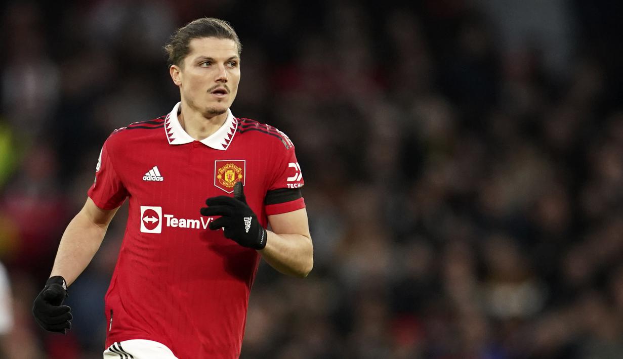 Pemain Manchester United, Marcel Sabitzer berlari saat laga pekan ke-22 Liga Inggris 2022/2023 melawan Crystal Palace di Old Trafford, Manchester, Sabtu (04/02/2023). Ini merupakan laga debut Sabtizer setelah dirinya didatangkan dari Bayern Munchen dengan status pinjaman pada bursa transfer Januari 2023. Ia dimasukkan oleh pelatih Erik ten Hag untuk memainkan laga debutnya menggantikan Antony pada menit ke-81. (AP Photo/Dave Thompson)