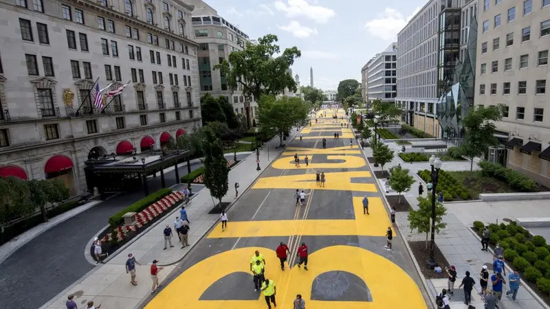 Mural Black Lives Matter dilukiskan dalam huruf-huruf besar berwarna kuning di 16th Street yang mengarah ke Gedung Putih di Washington DC, sebagai bentuk dukungan dan solidaritas. (Photo credit: Khalid Naji-Allah/Executive Office of the Mayor via AP)