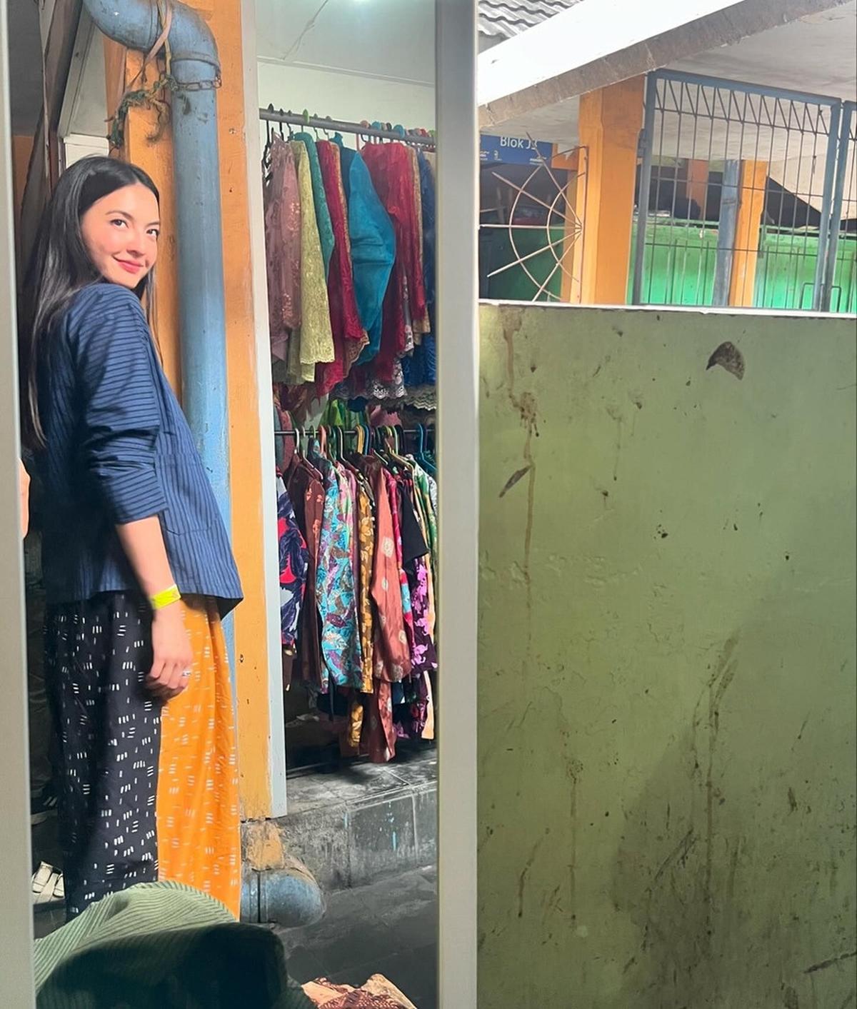 Meski Tajir Melintir, Potret Raline Shah Pilih Belanja Kain Batik di Pasar Tradisional