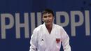 Karateka Indonesia, Rifki Ardiansyah, saat melawan karateka Vietnam, Nguyen Tahnh Duy, pada final kumite -60 kg putra SEA Games 2019 di World Trade Center, Manila, Minggu (8/12). Rifky meraih perak setelah kalah 1-2. (Bola.com/M Iqbal Ichsan)
