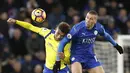 Duel pemain Leicester City, Islam Slimani (kanan) dan pemain Everton, Mason Holgate pada laga Boxing Day Premier League di King Power Stadium, (26/12/2016). Everton menenag 2-0. (Reuters/Darren Staples)