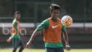 Pemain Timnas Indonesia, Febri Hariyadi, mengontrol bolas saat latihan. Nantinya Timnas U-22 akan menjalani pemusatan latihan jangka panjang di Spanyol untuk persiapan Kualifikasi Piala AFC U-23 2018. (Bola.com/Vitalis Yogi Trisna)