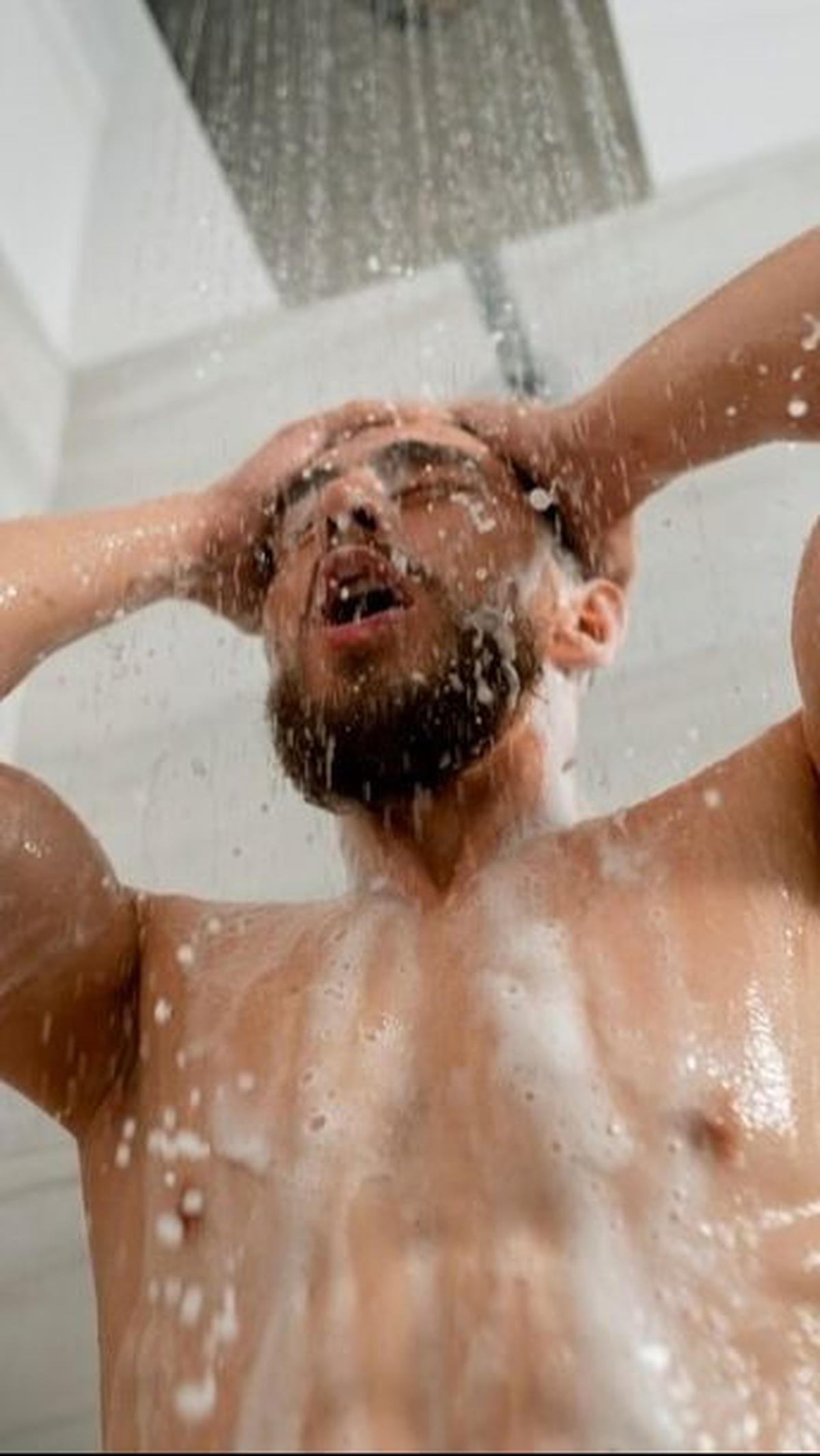 3. Mandi Air Hangat Sebelum Tidur