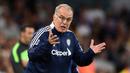 Marcelo Bielsa. Pelatih asal Argentina berusia 66 tahun ini kini menjalani musim keempatnya bersama Leeds United di Liga Inggris. Empat tim besar, Bilbao, Marseille, Lazio dan Lille pernah dibesutnya sejak melakukan debut manajerialnya bersama Newell's Old Boys pada Juli 1990. (AFP/Oli Scarff)