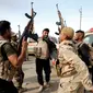 Sejumlah pasukan keamanan Irak bergembira merayakan keberhasilan merebut desa Khalidiya dari ISIS di, selatan Mosul, Irak, (20/10). (REUTERS/Thaier Al-Sudani)