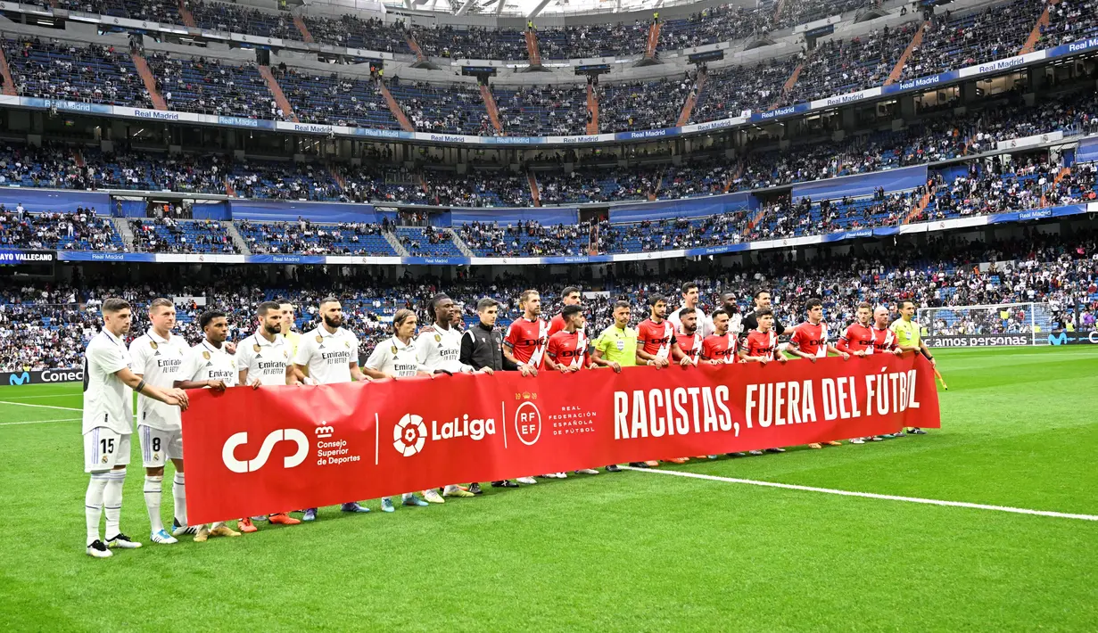 Para pemain dan pendukung Real Madrid memberikan dukungan moral kepada Vinicius Junior.  (Photo by JAVIER SORIANO / AFP)