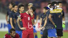 Ekspresi sedih Stefano Lilipaly dan Hansamu Yama usai kalah dari Thailand pada laga final leg kedua Piala AFF 2016 di Thailand, (17/12/2016). (Bola.com/Vitalis Yogi Trisna)