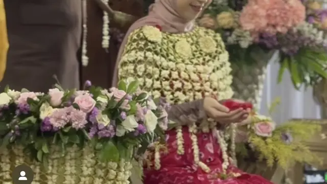 Adiba Khanza Siraman Tasyakuran pakai ronce melati. [@_ummi_pipik_]