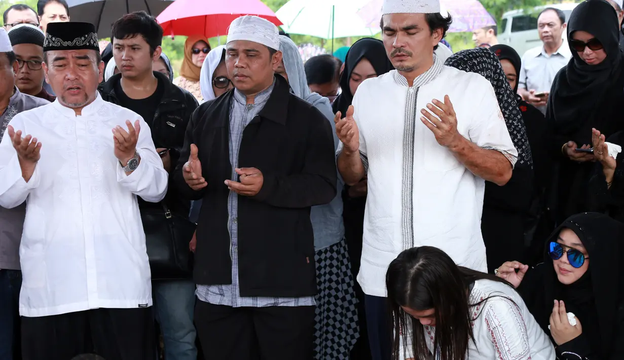 Istri Teddy Syach itu menceritakan, bahwa sudah tiga hari ayahnya pulang dari rumah sakit setelah menjalani operasi karena syaraf kejepit. (Adrian Putra/Bintang.com)