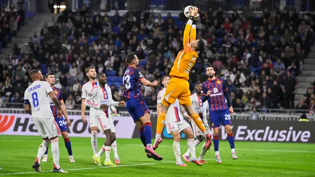 Kiper Lyon, Dominik Greif (tengah), menghentikan bola dalam pertandingan Liga Europa antara Lyon dan Basel