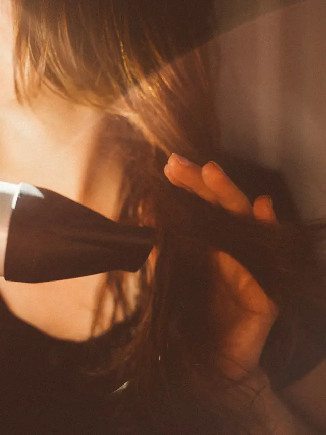 Tips Agar Rambut Tetap Sehat Meski Terkena Hairdryer Tiap Hari