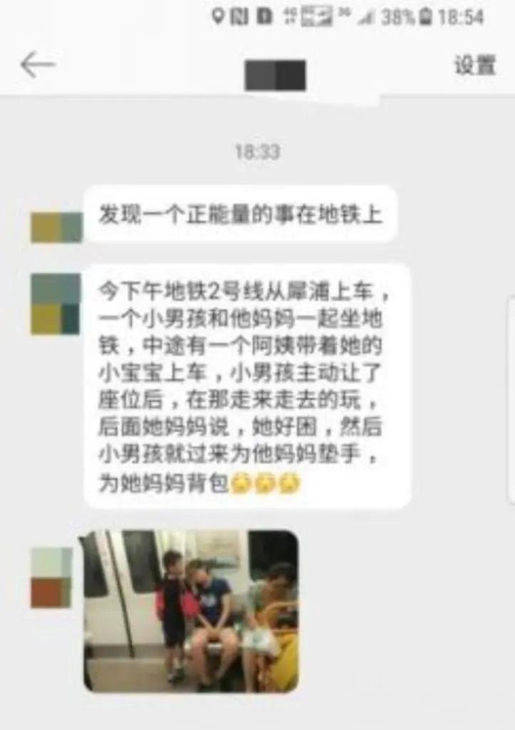 Seorang bocah rela tangannya dijadikan bantal buat sang ibu yang terlelap, usai kelelahan bekerja. | Sumber Foto: viral4real.com