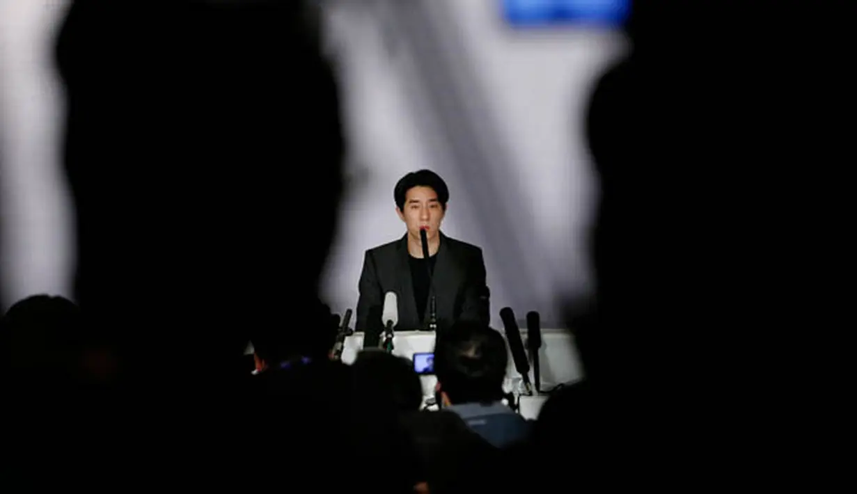 Putra Jackie Chan yang juga seorang aktor Jaycee Chan menggelar konferensi pers di sebuah hotel di Beijing, Cina, Sabtu siang (14/2). Chan baru saja keluar dari penjara akibat kasus narkoba. (REUTERS/Kim Kyung-Hoon)
