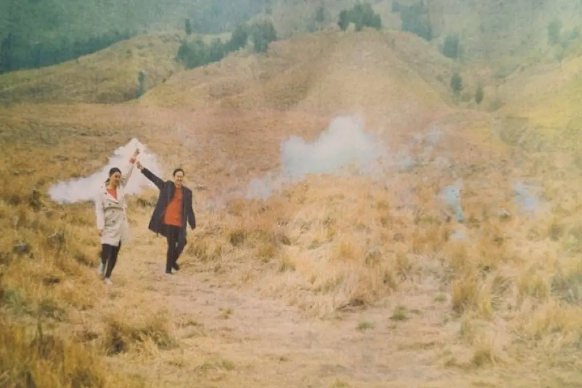 Hasil Foto Prewedding Pakai Flare yang Sebabkan Kebakaran di Bukit Teletubbies Gunung Bromo