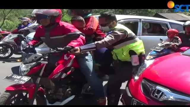 Aksi Petugas TNI dan Polri Bantu Pemudik di Tanjakan Gentong