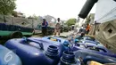 Proses pengisian air dalam dirigen di Jakarta, Rabu (30/11). Air yang dijual 10 ribu per dirigen tersebut banyak dibutuhkan warga yang tinggal di pesisir Jakarta dikarenakan sulitnya mendapatkan air bersih. (Liputan6.com/Angga Yuniar)
