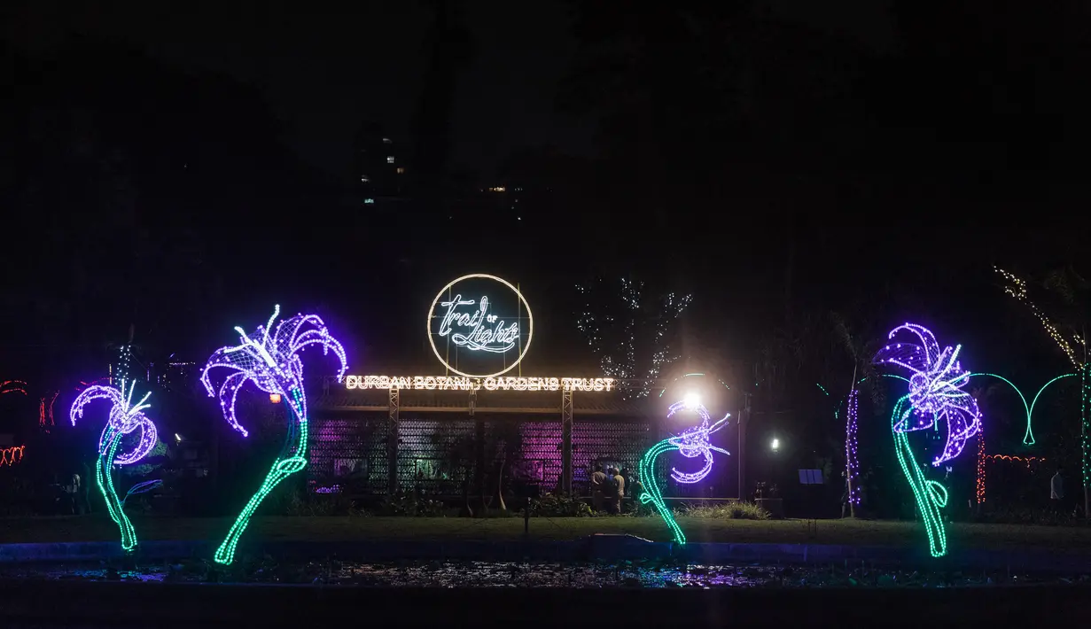 Orang-orang mengunjungi "Trail of Lights" Kebun Raya Durban menjelang Natal di Durban, Afrika Selatan (14/12/2021). Acara ini akan berlangsung mulai 11 Desember dan berlangsung hingga 30 Desember 2020. (AFP/Rajesh Jayantilal)