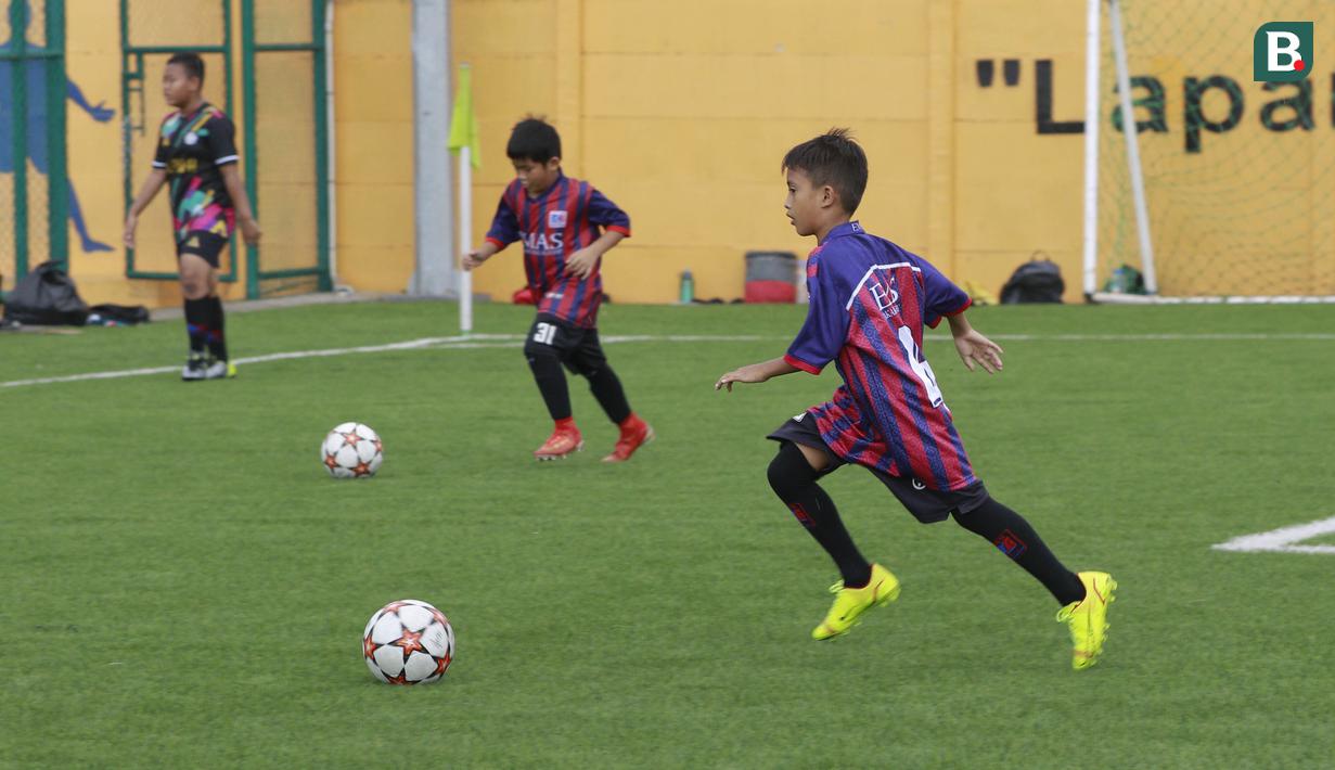 Anak-anak berusia 9 sampai 16 tahun ini tampak bersemangat berlatih di lapangan yang menggunakan rumput sintetis berstandar FIFA.