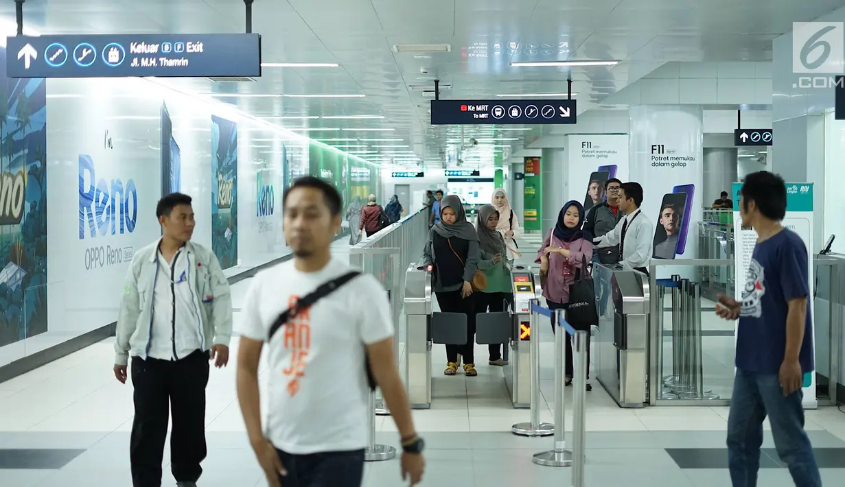 Penumpang memasuki Stasiun MRT Bundaran HI, Jakarta, Jumat (24/5/2019). Transportasi massal MRT mulai beroperasi penuh kembali pascaaksi aksi 22 Mei menolak hasil Pemilu 2019 yang terjadi di Gedung Bawaslu beberapa hari terakhir. (Liputan6.com/Immanuel Antonius)