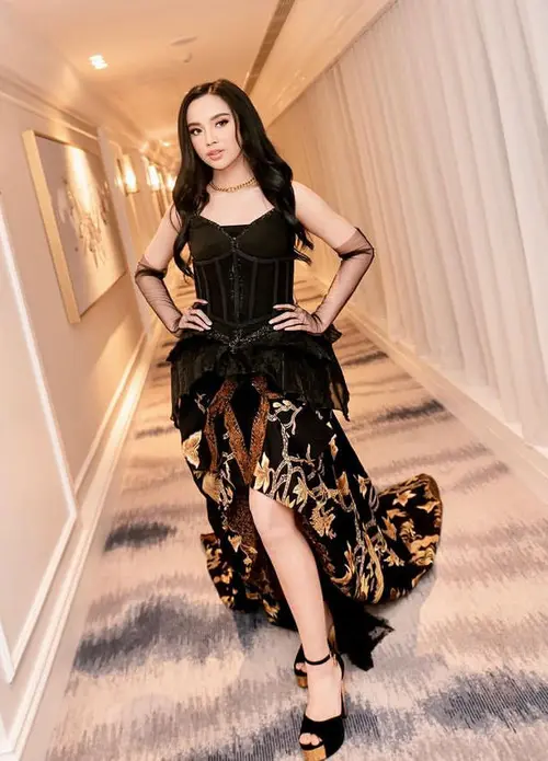 6 Penampilan Lyodra Ginting di Atas Panggung Kenakan Batik Modern