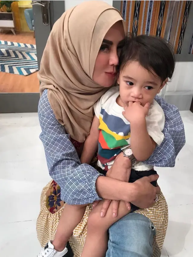 Dekat dengan Cucu, Ini 6 Momen Kebersamaan Mama Amy dengan Rafathar