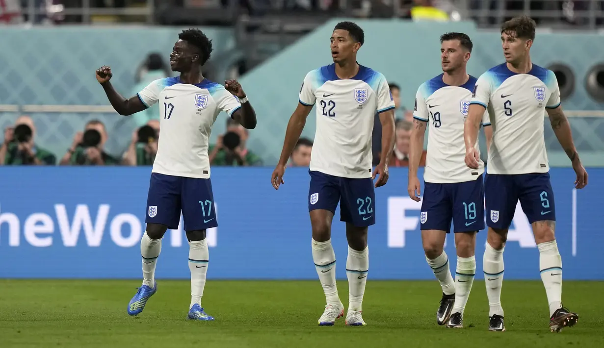 Memasuki babak kedua, Timnas Inggris semakin berada di atas angin usai mencetak gol keempat pada menit ke-62. Gol kembali dicetak oleh Bukayo saka usai menerima umpan Raheem Sterling. (AP/Frank Augstein)
