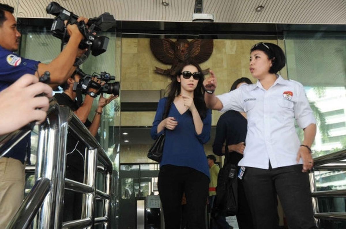 Velove Vexia jenguk OC Kaligis di rutan KPK