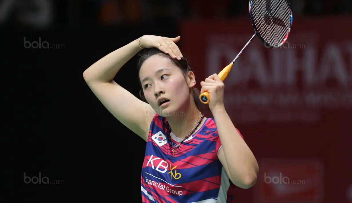 Chae Yoo-jung merapikan rambut saat melawan Greysia/Apriyani pada perempatfinal Daihatsu Indonesia Master 2018 di Istora Senayan, Kamis (26/1/2018). Greysia/Apriyani menang 21-16,21-15 (Bola.com/Nick Hanoatubun)