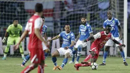 Gelandang Arema FC, Makan Konate, berusaha melewati pemain Persib Bandung pada laga Liga 1 di Stadion GBLA, Jawa Barat, Kamis (13/9/2018). Persib menang 2-0 atas Arema FC. (Bola.com/M Iqbal Ichsan)