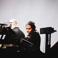 Potret Dul Jaelani saat manggung di konser bertajuk 20 Tahun Bintang Lima Tour 2020 DEWA 19 di Surabaya. (Sumber: Instagram @duljaelani)