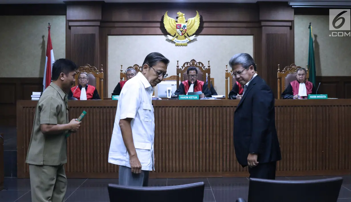 Mantan Wapres, Boediono (tengah depan) usai diambil sumpah saksi pada sidang lanjutan dugaan korupsi penerbitan SKL BLBI dengan terdakwa, Syafruddin Arsyad Temenggung di Pengadilan Tipikor, Jakarta, Kamis (19/7). (Liputan6.com/Helmi Fithriansyah)