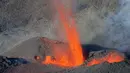 Semburan lava pijar dari Gunung Piton de la Fournaise, La Reunion, Prancis, Rabi (1/2). Gunung tersebut kembali meletus pada Selasa (31/1) malam waktu setempat dan terus menyemburkan lava pijar. (AFP Photo/Richard Bouhet)