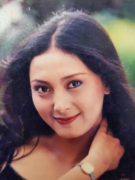 Selain akting, Della juga sempat mengeluarkan sebuah album Kekasih Awal dan Akhir tahun 2012. Salah satu lagunya dilarang edar Komisi Penyiaran Indonesia sebelum di rilis karena liriknya terlalu vulgar dan mengandung unsur pornografi. [Instagram/@dellapuspita00]