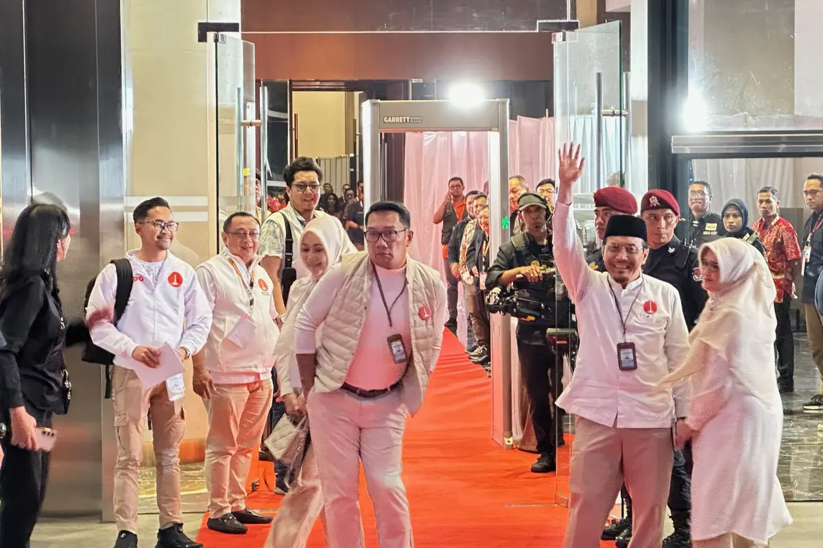 Pasangan nomor urut 1, Ridwan Kamil-Suswono tiba di lokasi debat perdana Pilgub Jakarta 2024.