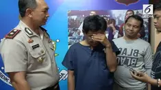 Seorang maling memberi salam sebelum mencuri rumah. Modus ini untuk mengetahui rumah tersebut kosong atau tidak.