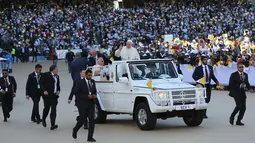 Paus Fransiskus menyapa para jemaah yang antusias menyambut kedatangannya saat misa di Stadion Zayed Sports City di Abu Dhabi, Uni Emirat Arab, Selasa (5/2). (AP Photo/Kamran Jebreili)
