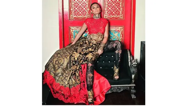 Penampilan Agnez Mo dalam balutan kebaya sukses memancarkan pesona perempuan Indonesia.