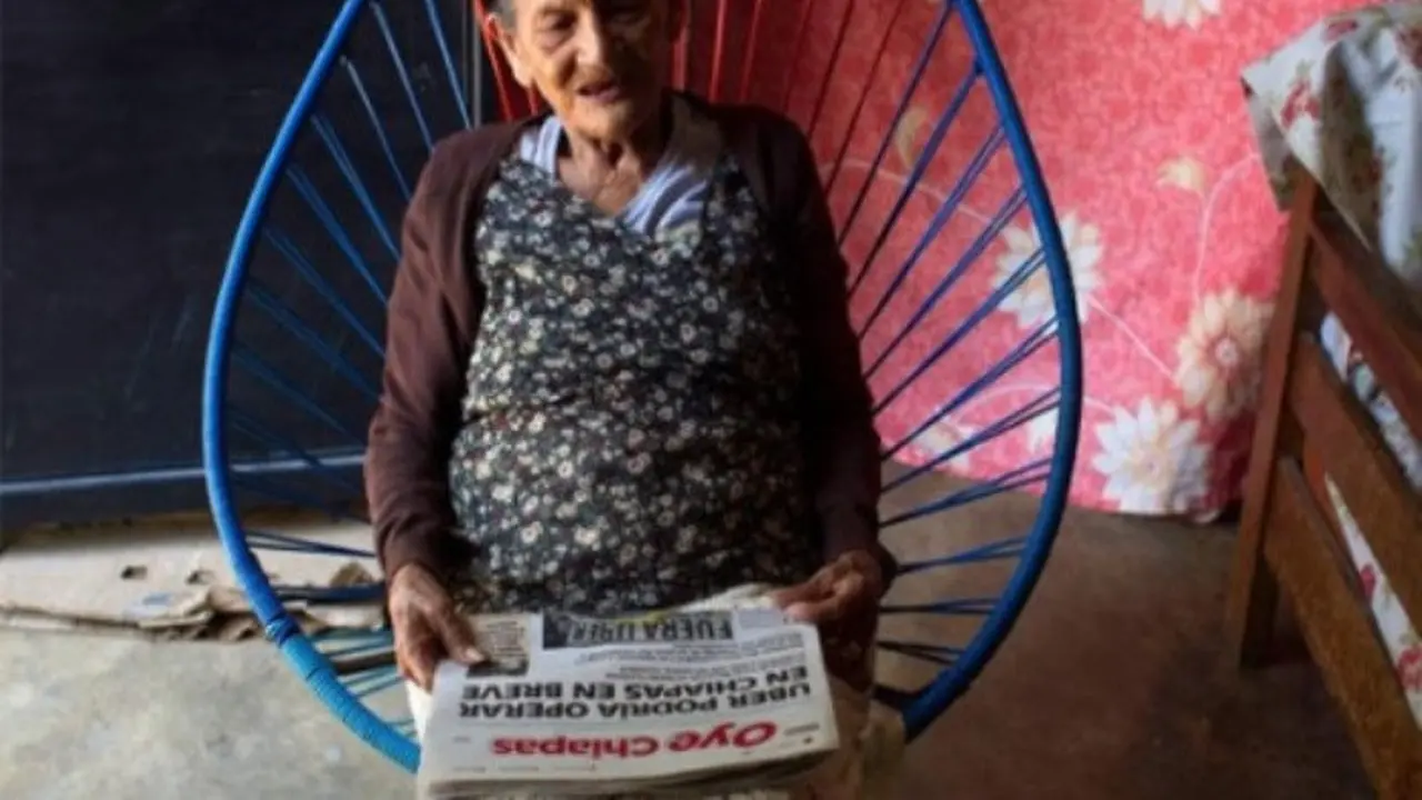 nenek 96 tahun ini tetap gigih untuk menimba ilmu (Dunya News)