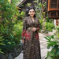 Inspirasi Padu Padan Batik ala Ashanty, dari Kebaya Elegan hingga Busana Santai untuk Liburan (sumber: Instagram/ashanty_ash)