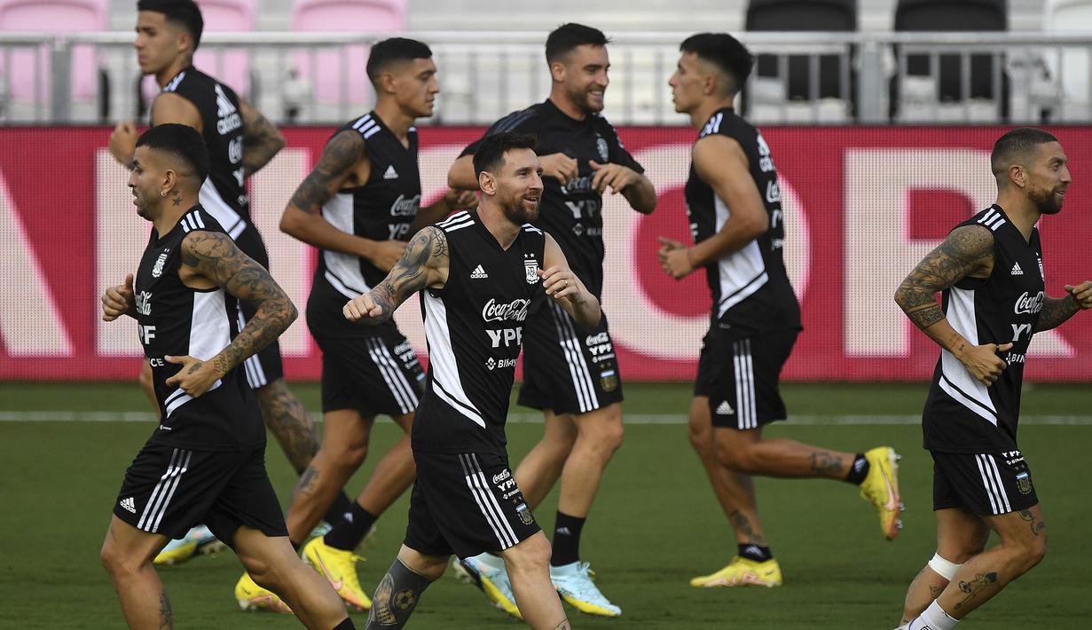 Lionel Messi bersama skuad Argentina lainnya tampak melakukan pemanasan sebelum sesi latihan dimulai di Fort Lauderdale, Florida, Jumat (23/9/2022) pagi WIB. (AP/Michael Laughlin)