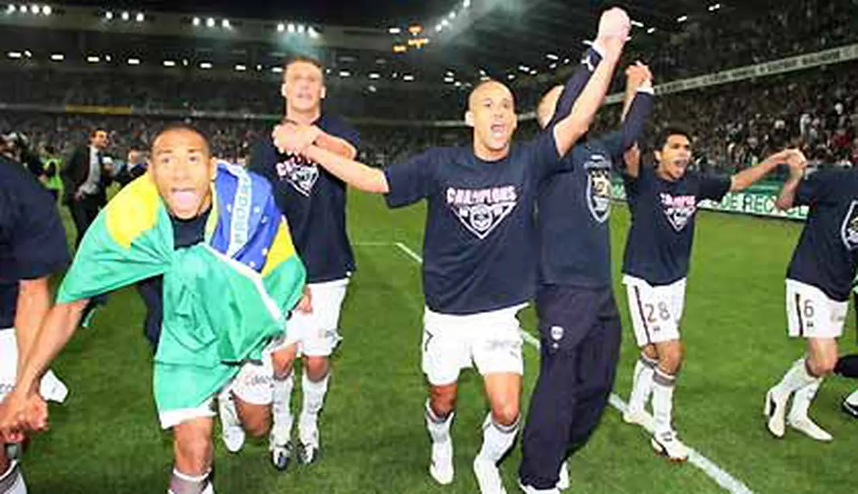 Bordeaux&#039; players jubilate at the end of the French L1 match Caen vs Bordeaux on May 30, 2009 at Michel d&#039;Ornano stadium. Bordeaux clinched their first French league championship title in 10 years. AFP PHOTO/KENZO TRIBOUILLARD