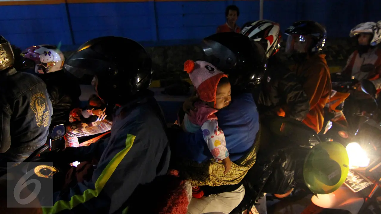20150715-Pemudik Bermotor 'Bandel' Sertakan Bayi dan Anak Kecil-Banten 5