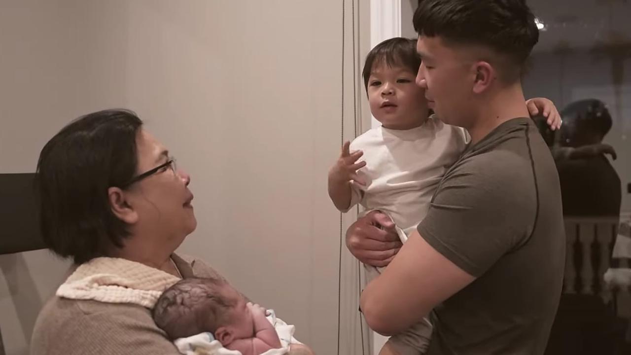 7 Potret Baby Issa saat Pertama Bertemu Sang Adik 'Dudung', Penuh Kebahagiaan dan Cinta