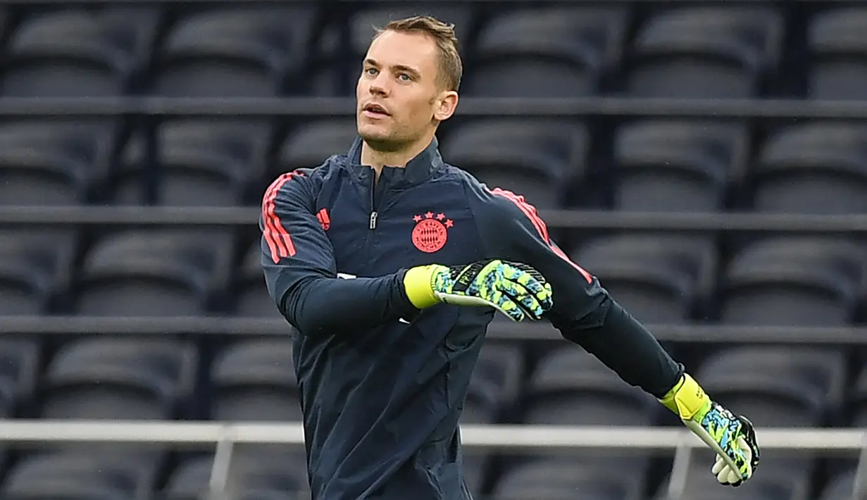 Kiper Bayern Munchen, Manuel Neuer melakukan pemanasan saat sesi latihan tim di Tottenham Hotspur Stadium, London (30/9/2019). Munchen akan bertanding melawan tuan rumah Tottenham Hotspur pada grup B Liga Champions. (AFP Photo/Daniel Leal-Olivas)