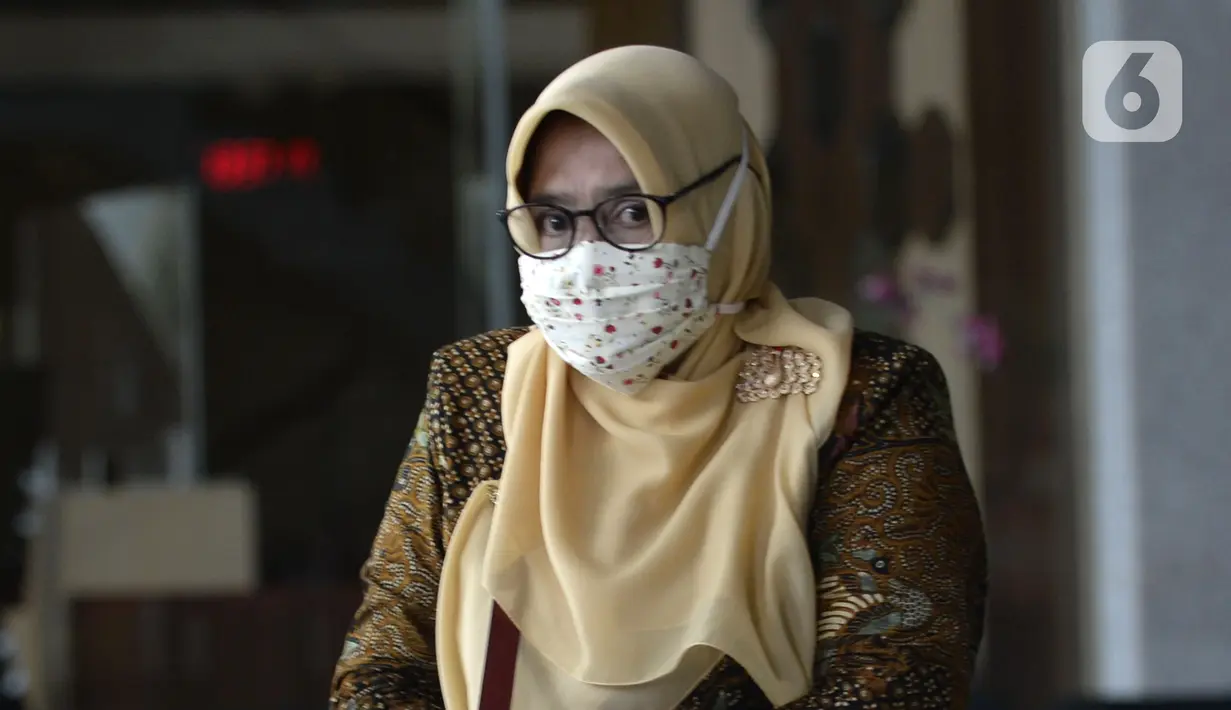Kepala Badan Pemberdayaan Perempuan dan Keluarga Berencana (BP2KB) Kabupaten Bogor Siti Nurianty usai menjalani pemeriksaan di Gedung KPK, Jakarta, Senin (11/5/2020). Siti diperiksa sebagai saksi untuk tersangka mantan Bupati Bogor Rachmat Yasin terkait dugaan korupsi SKPD. (merdeka.com/Dwi Narwoko)