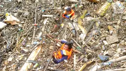 Petugas gabungan membersihkan tumpukan sampah yang menyumbat aliran air Sungai Cikeas di kawasan Bendung Koja Jatiasih, Bekasi, Jawa Barat, Rabu (16/10/2019). Pembersihan sekitar 1.200 meter kubik sampah bambu tersebut diperkirakan menghabiskan waktu dua minggu. (merdeka.com/Arie Basuki)