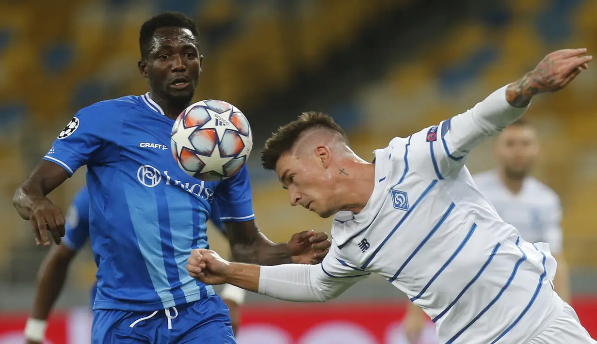 Gelandang Dynamo Kyiv, Benjamin Verbic, berebut bola dengan gelandang Gent, Sulayman Marreh, pada laga kedua play-off Liga Champions di Stadion Olimpiade Kiev, Rabu (30/9/2020) dini hari WIB. Dynamo Kyiv menang 3-0 atas Gent. (AP Photo/Efrem Lukatsky)