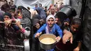 Untuk diketahui, Israel memberlakukan blokade bantuan kemanusiaan di Gaza sejak 2 Maret 2025, termasuk menghentikan pasokan makanan, pasokan medis, dan bantuan lainnya. (BASHAR TALEB/AFP)